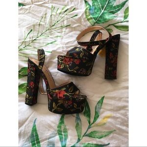 Chunky floral heels 🌹